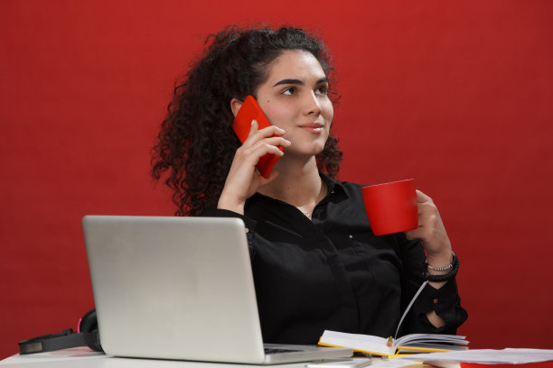 秋季爆头，一个穿高领毛衣的女人。库存图片图片下载