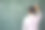 在课堂上，男老师用白色粉笔在黑板上写字来教学生。图片下载