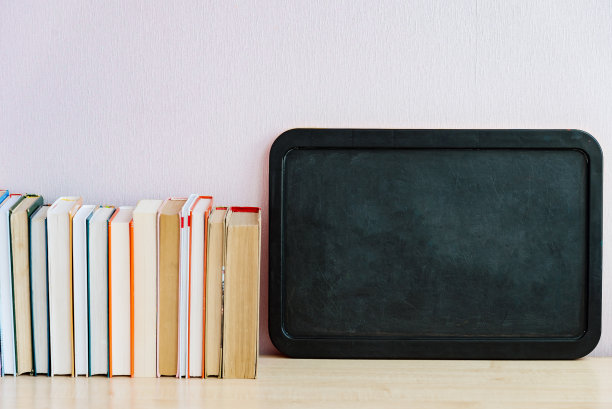 黑板和许多旧书。拷贝空间，回学校图片下载
