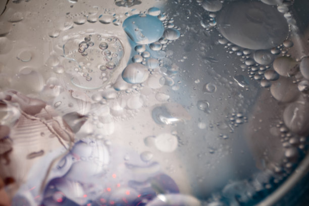 抽象的背景。白色，灰色，红色，许多圆圈图片下载