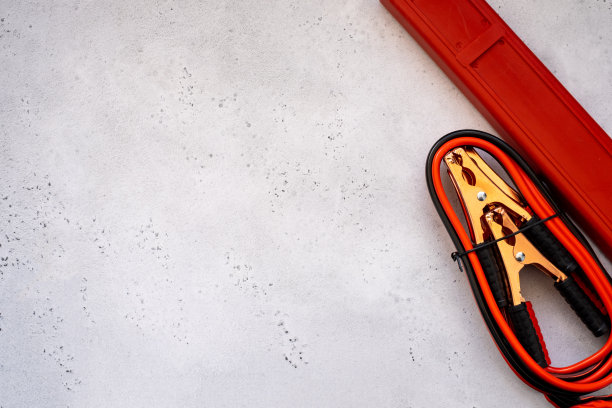 用于车辆和运输概念的白色背景上的汽车应急包图片下载