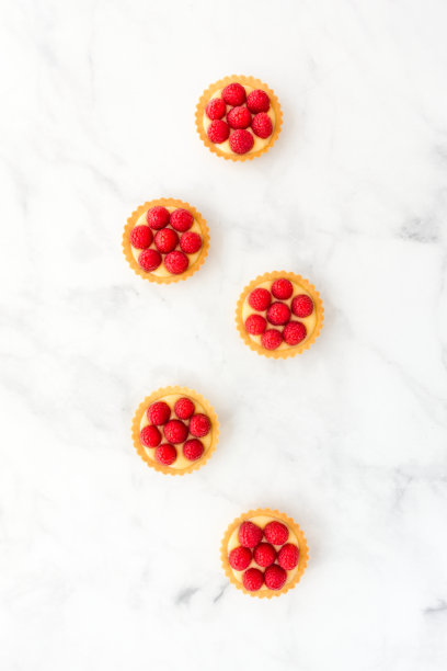 白色大理石上的覆盆子和柠檬奶油馅饼图片下载