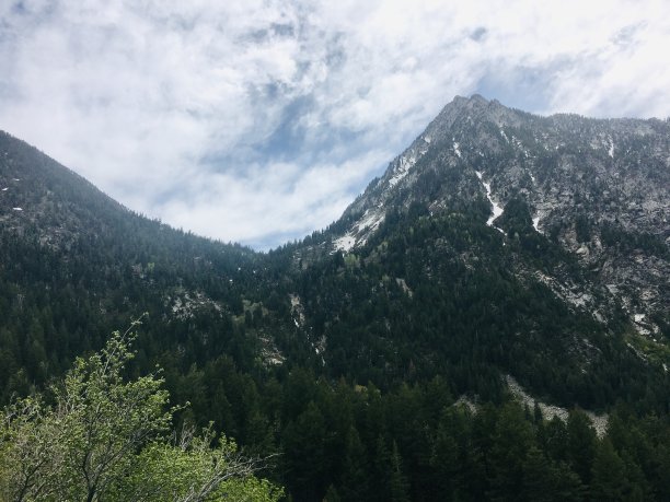 山地景观与云图片下载