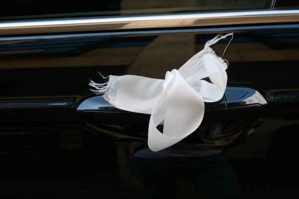 车门把手上的婚礼彩带图片下载