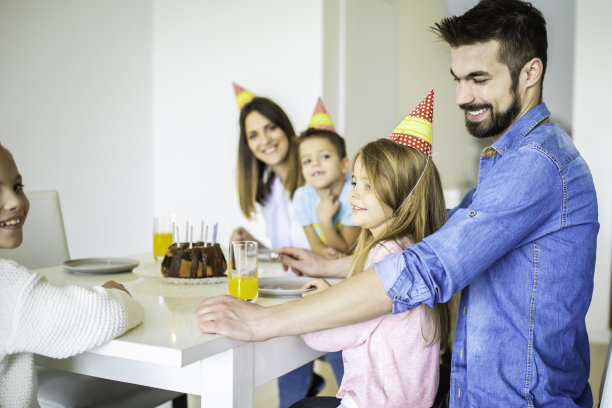 家庭庆祝生日在家库存照片图片下载