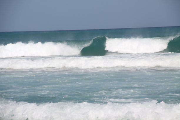 海浪拍打着海滩图片下载