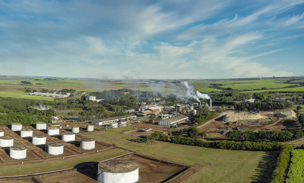 甘蔗工业、制糖和酒精生产工厂鸟瞰图。图片下载