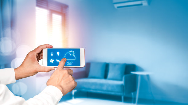 助理智能家居自动化未来的界面。男人的手指触摸智能手机屏幕。图片下载