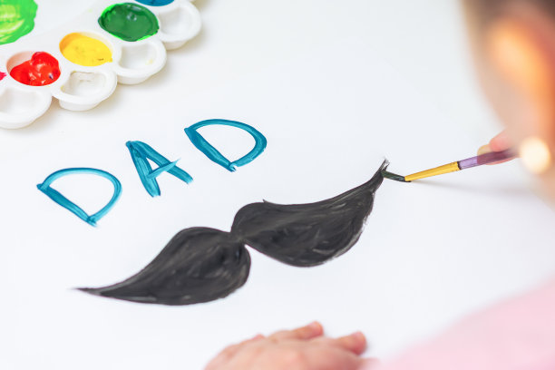 孩子正在画父亲节贺卡。图片下载