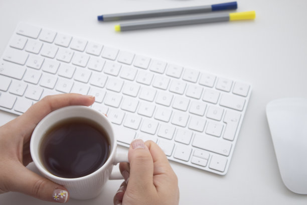 休息一下，喝茶。赢富数据办公桌面。键盘、鼠标、办公用品。图片下载