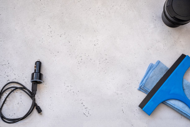 雨刷片，玻璃刮刀，超细纤维布，还有打火机上的手机充电器。图片下载