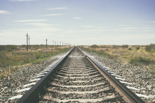 沙漠中的钢轨图片下载