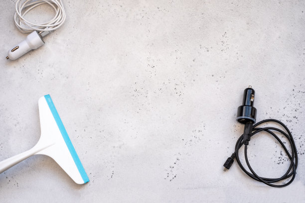 雨刷片，玻璃刮刀，超细纤维布，还有打火机上的手机充电器。图片下载