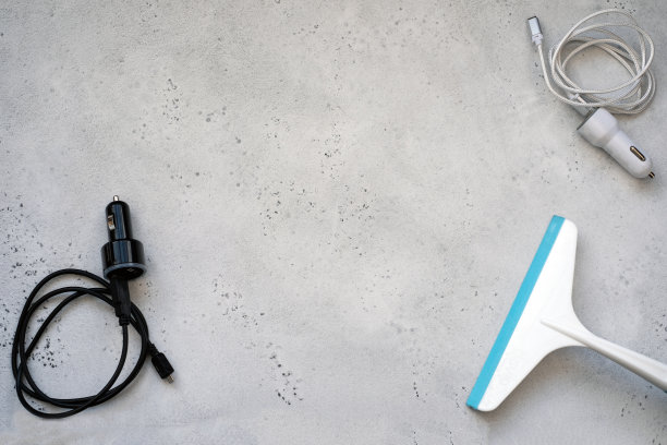 雨刷片，玻璃刮刀，超细纤维布，还有打火机上的手机充电器。图片下载