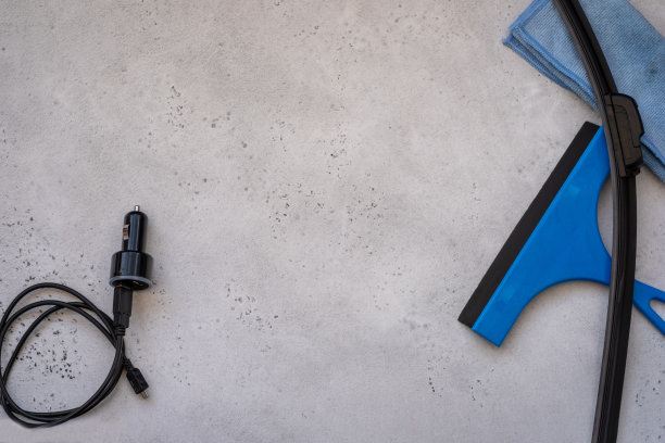 雨刷片，玻璃刮刀，超细纤维布，还有打火机上的手机充电器。图片下载