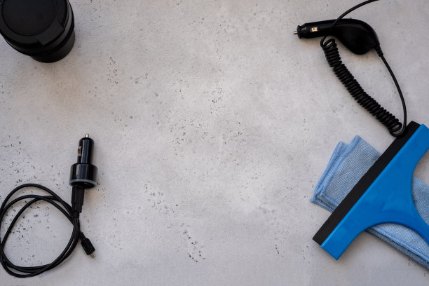 雨刷片，玻璃刮刀，超细纤维布，还有打火机上的手机充电器。图片下载