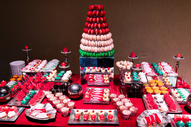 美味的糖果自助餐。婚礼上的糖果棒有很多不同的糖果。图片下载