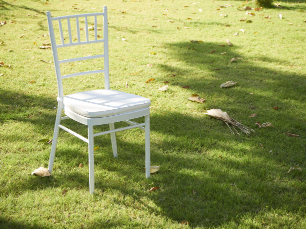 晨光中户外公园里的白色木椅图片下载