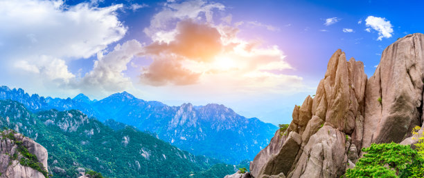 中国日出时的黄山风景。图片下载