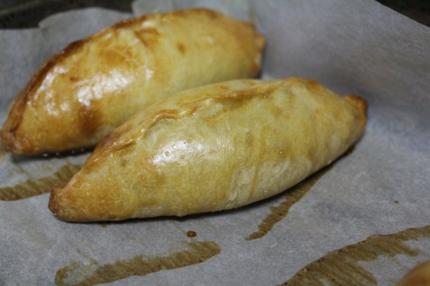 在烤箱中准备的带馅的烤派图片下载