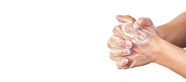 年轻人用肥皂洗手，特写细节上的肥皂泡泡，孤立在白色，横幅空白左侧。在预防冠状病毒肺炎疫情期间是否可以使用图片下载