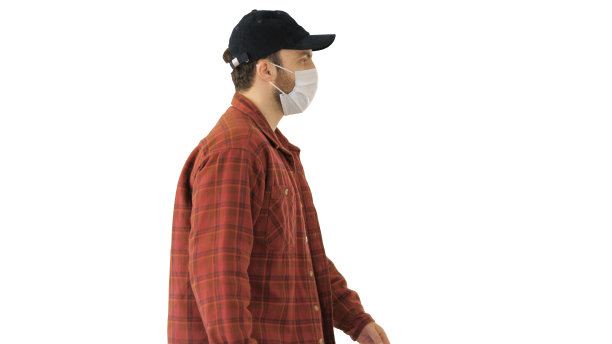 一个戴着帽子和医用口罩的美国农民在白色背景下行走图片下载