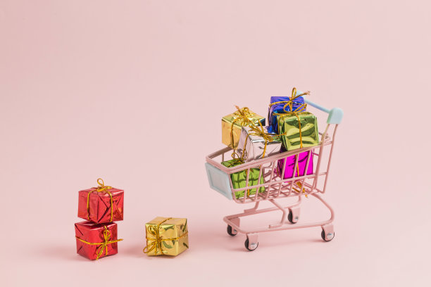 购物车和精美的礼品盒图片下载
