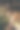 女孩们手在圣诞树上点燃蜡烛。图片下载