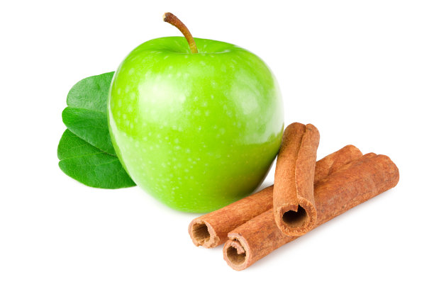 绿苹果，绿叶和肉桂孤立在白色背景图片下载