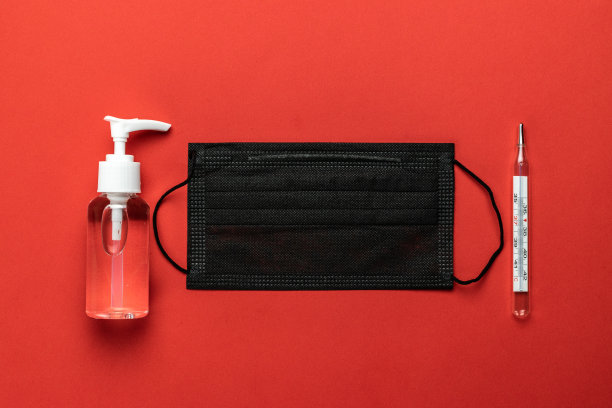 消毒瓶医用外科口罩实验室手套和温度计红色背景上的病毒防护设备COVID -中东呼吸综合征冠状病毒。2019年COVID-19疾病图片下载