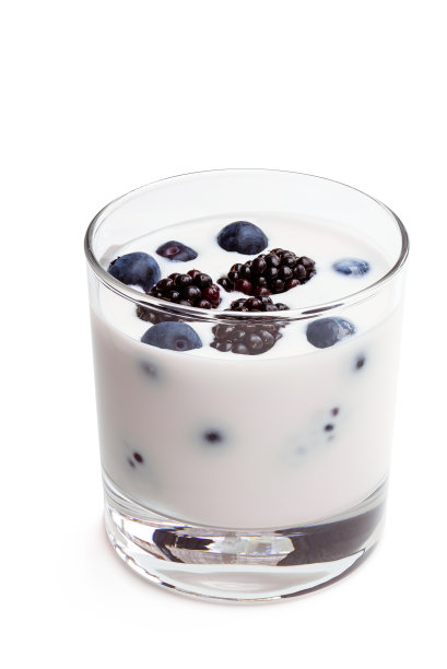 喝酸奶与新鲜浆果在一个玻璃隔离白色图片下载