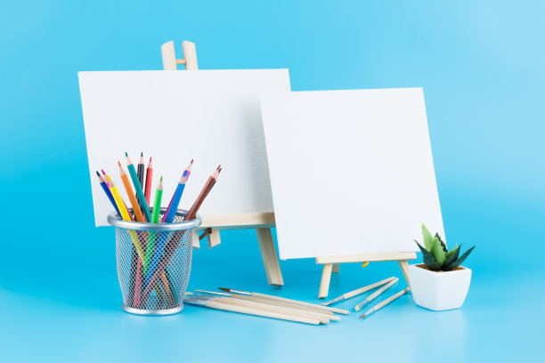 两个木制画架，上面是空白的画布图片下载