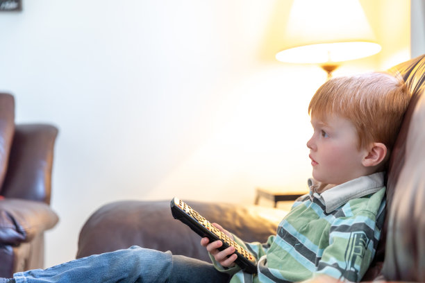 可爱的孩子看电视和放松素材图片