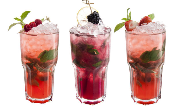 白色背景上的莫吉托鸡尾酒图片下载