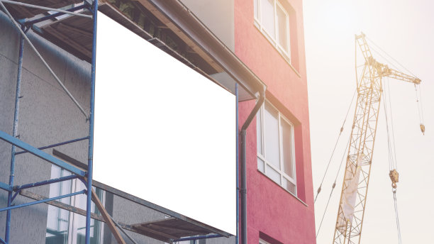 在修理房和塔吊模型附近搭建脚手架和信息面板图片下载