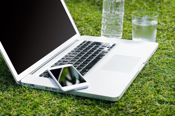 草坪和笔记本电脑图片下载