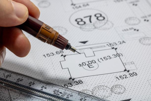 一个男人在建筑规划上的笔图片下载