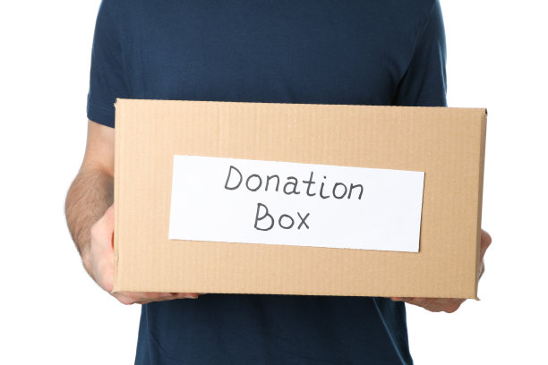 男子拿着捐款箱，孤立在白色背景上图片下载