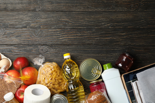木制背景上不同的食物，俯视图。捐赠的概念图片下载
