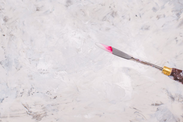 在建筑白色油漆中混合颜色。图片下载