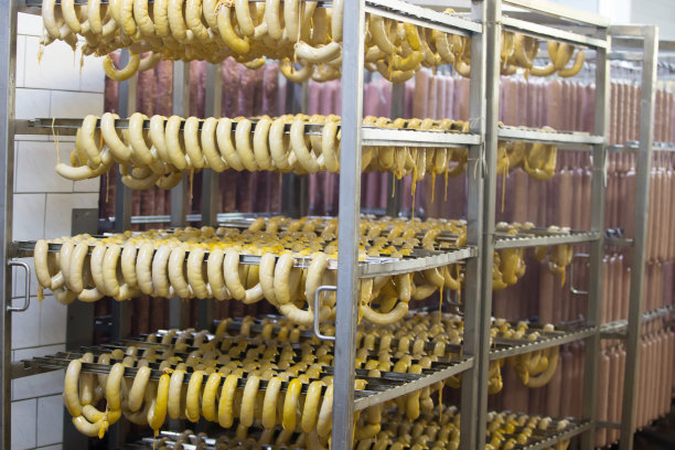 肉制品厂的悬香肠图片下载