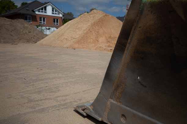 在建筑工地有一台带铁铲的轮式装载机图片下载