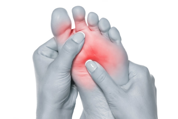 女人在按摩她疼痛的脚图片下载