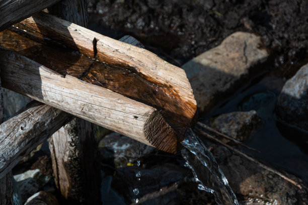 木渡槽从溪边引水，通过木槽灌溉和输水，在炎热的日子里解渴图片下载
