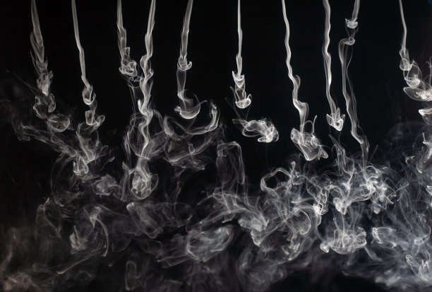 抽象烟雾在黑暗的背景，孤立图片下载