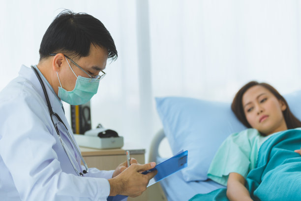 医生给这位女病人把脉。图片下载