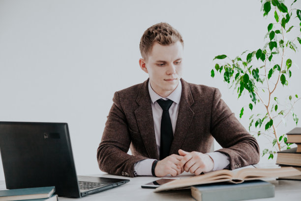 一个人在办公室的电脑业务员工作图片下载