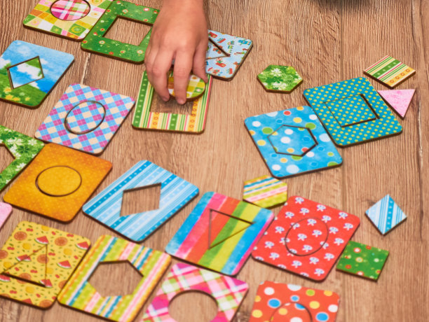 孩子的手蒙台梭利pazzls特写。蒙特梭利木制游戏为儿童的发展。儿童发育迟缓。图片下载