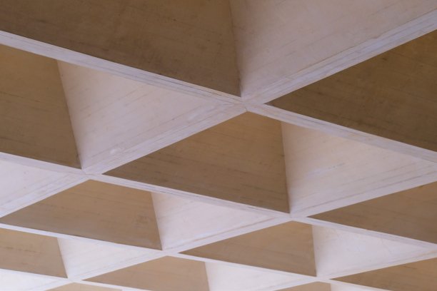 倾斜的天花板图案，向上看图片下载