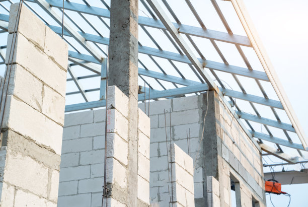 施工现场用轻质水泥砖墙和白色门楣石膏进行接缝加固。图片下载